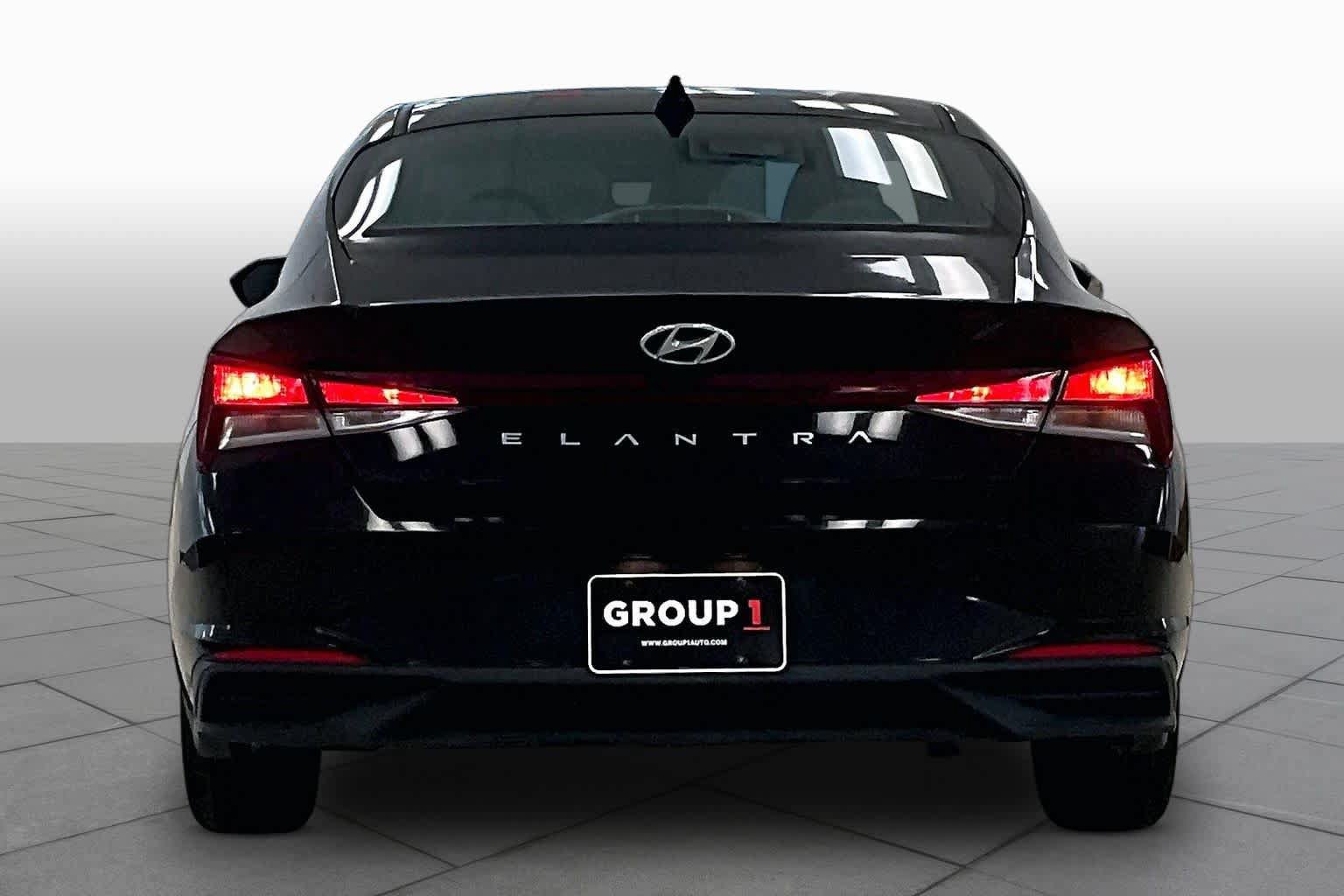 Used 2022 Hyundai Elantra SEL w/ Convenience Package FWD image 4