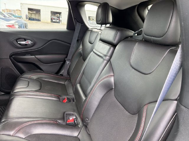 Used 2019 Jeep Cherokee Trailhawk AWD/4WD image 23