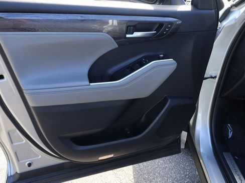 Used 2021 Toyota Highlander Limited image 11