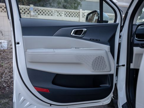 New 2026 Kia Carnival EX FWD image 23