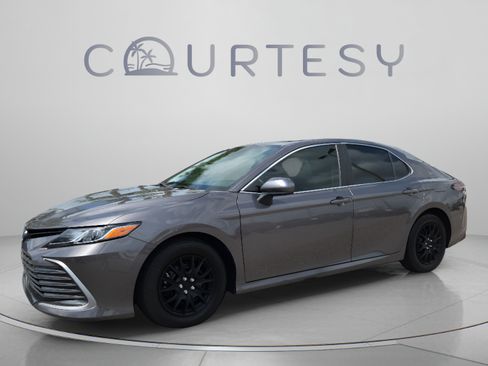 Used 2022 Toyota Camry LE FWD image 1