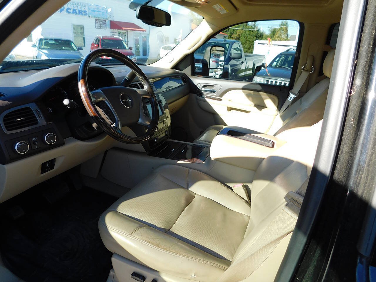 Used 2014 GMC Sierra 2500 Denali w/ Suspension Package, Off-Road AWD/4WD image 35