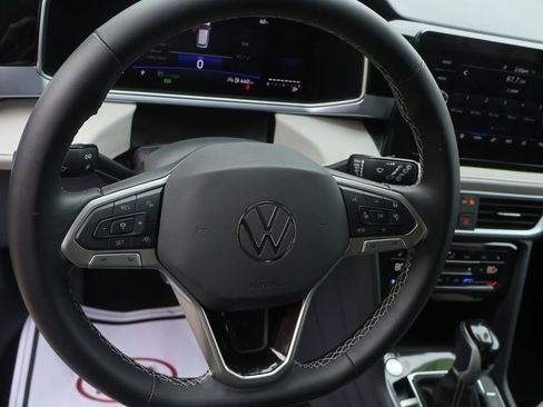 Used 2025 Volkswagen Taos SE FWD image 22
