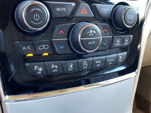 Used 2020 Jeep Grand Cherokee Overland w/ Interior Metal Package AWD/4WD image 18