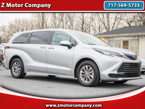 Used 2024 Toyota Sienna LE image 1