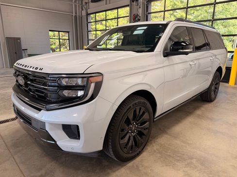 Used 2025 Ford Expedition Max Platinum w/ Stealth Appearance Package AWD/4WD image 5