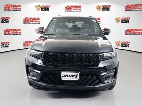 Used 2023 Jeep Grand Cherokee Altitude AWD/4WD image 13