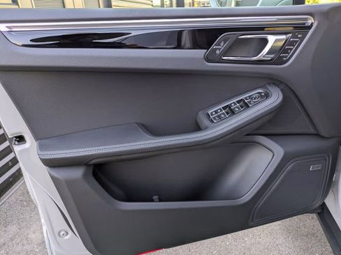 Certified 2025 Porsche Macan AWD/4WD image 14