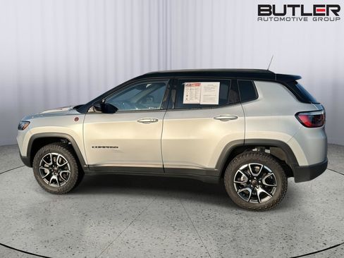 Used 2025 Jeep Compass Trailhawk AWD/4WD image 3