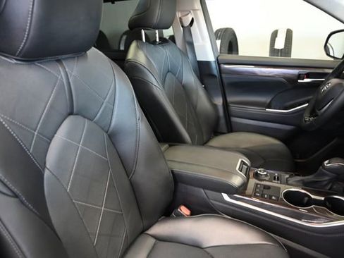 Used 2025 Toyota Highlander Platinum image 9