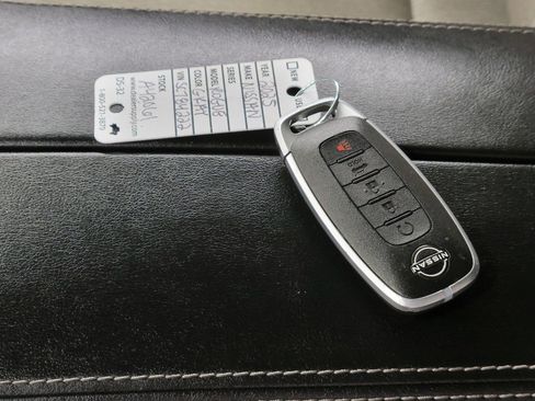 Used 2025 Nissan Rogue SV image 27