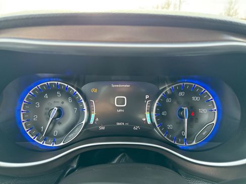 Used 2018 Chrysler Pacifica Touring-L Plus image 16