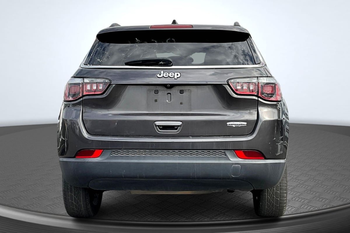 Used 2019 Jeep Compass Latitude w/ Popular Equipment Group FWD image 4