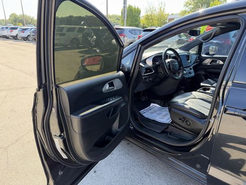 Used 2018 Chrysler Pacifica Touring-L Plus FWD image 15