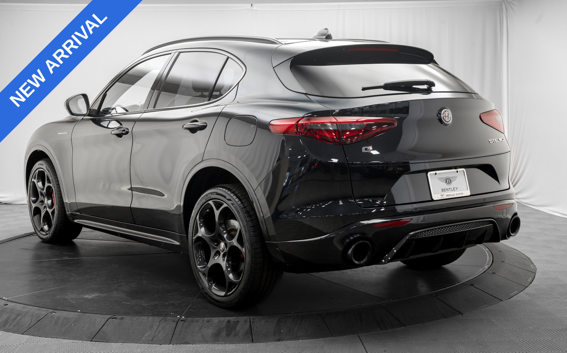 Used 2023 Alfa Romeo Stelvio Veloce AWD/4WD image 5