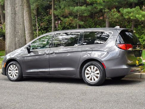 Used 2019 Chrysler Pacifica L FWD image 6