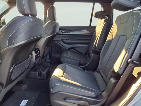 New 2025 Jeep Grand Cherokee L Laredo image 8