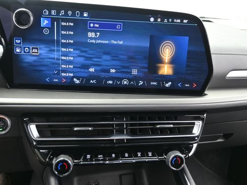 Used 2025 Chevrolet Traverse LT image 18