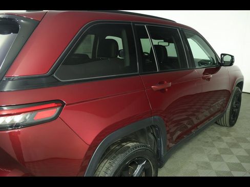 Used 2023 Jeep Grand Cherokee Limited w/ Black Appearance Package image 18