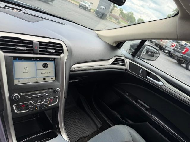 Used 2018 Ford Fusion SE w/ Fusion SE Technology Package FWD image 16