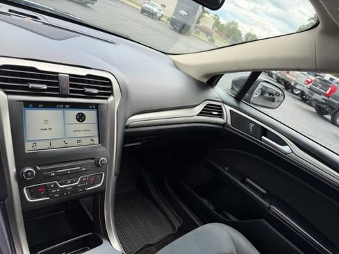 Used 2018 Ford Fusion SE w/ Fusion SE Technology Package FWD image 16