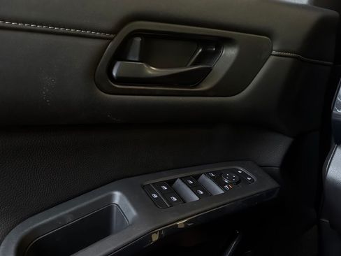 Used 2025 Nissan Pathfinder SV FWD image 22