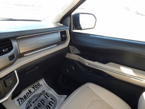 Used 2024 Ford Expedition Limited image 17