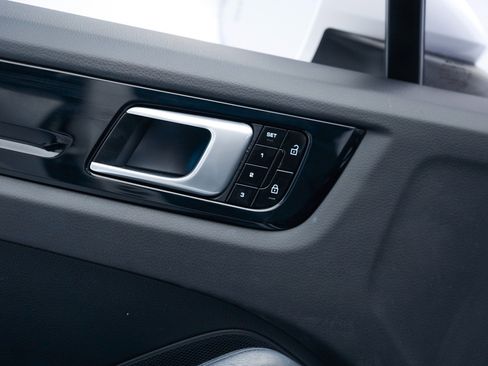 Certified 2020 Porsche Cayenne AWD/4WD image 18