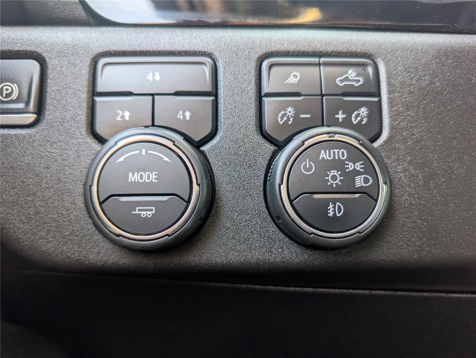 Used 2024 Chevrolet Silverado 2500 LT AWD/4WD image 25