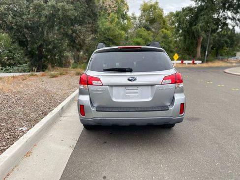 Used 2011 Subaru Outback 2.5i Premium image 4