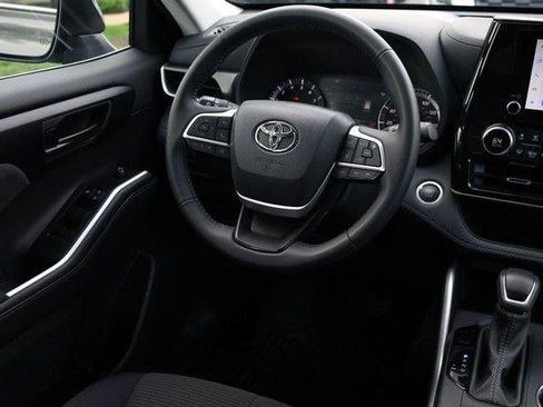 Used 2025 Toyota Highlander LE FWD image 22