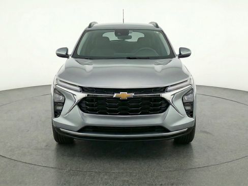 Used 2025 Chevrolet Trax LT w/ LT Convenience Package image 2