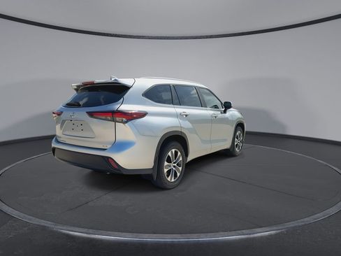 Used 2024 Toyota Highlander XLE FWD image 8