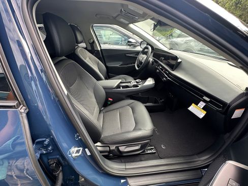 New 2025 Kia EV6 Light w/ Light LR Technology Package image 18