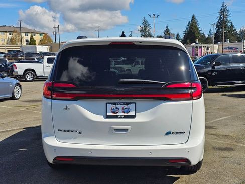 Used 2023 Chrysler Pacifica Limited w/ S Appearance Package FWD image 7