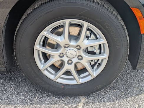 New 2027 Chrysler Pacifica Select FWD image 9
