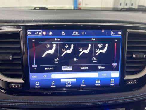 Used 2021 Chrysler Pacifica Touring w/ Uconnect Theater Family Group FWD image 16