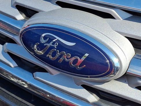 Used 2018 Ford Explorer XLT w/ Equipment Group 202A AWD/4WD image 3