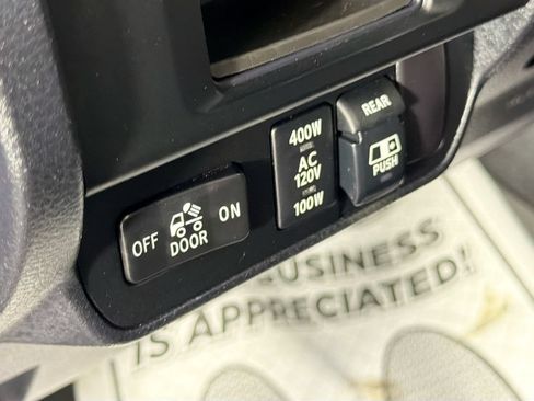 Used 2017 Toyota Tacoma TRD Sport AWD/4WD image 10