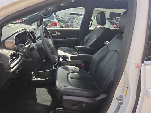 Used 2025 Chrysler Pacifica Select FWD image 3