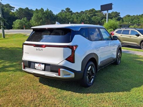 New 2027 Kia Seltos LX FWD image 4