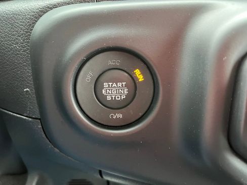 Used 2023 Jeep Gladiator Sport image 23