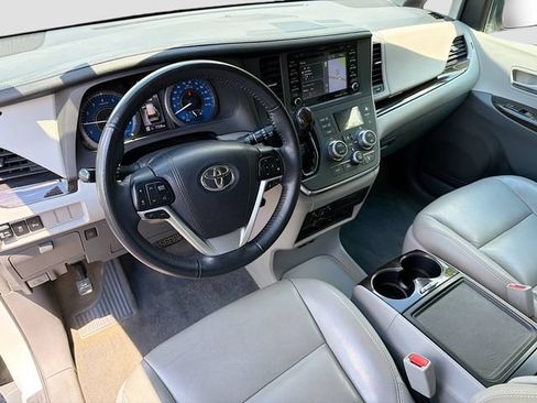 Used 2018 Toyota Sienna XLE Premium AWD/4WD image 9