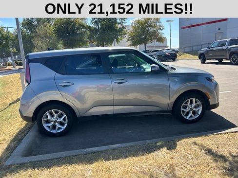 Used 2025 Kia Soul LX w/ LX Technology Package FWD image 2