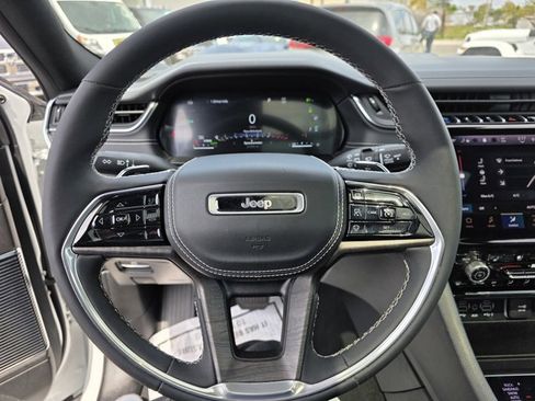 Used 2023 Jeep Grand Cherokee Overland AWD/4WD image 7