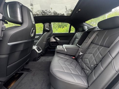 Used 2025 BMW 760i xDrive image 19
