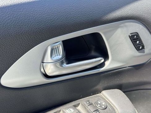 Used 2024 Chrysler Pacifica Limited FWD image 19