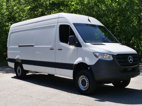 Used 2025 Mercedes-Benz Sprinter 2500 image 4