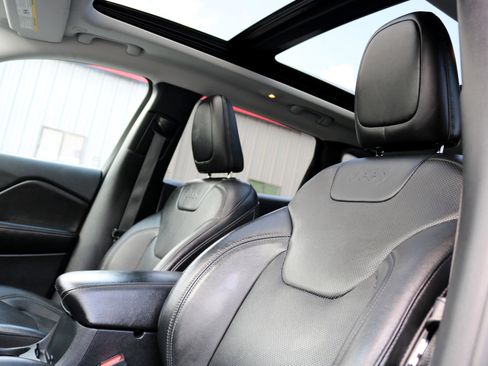 Used 2020 Jeep Cherokee Limited image 16