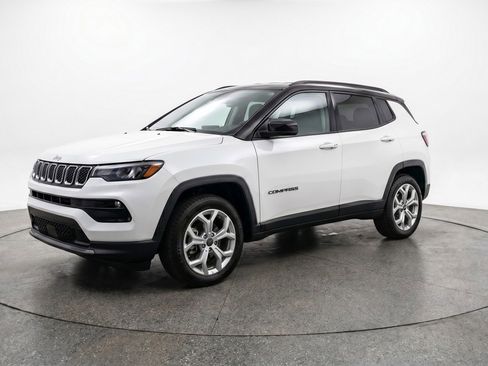 Used 2025 Jeep Compass Latitude AWD/4WD image 3